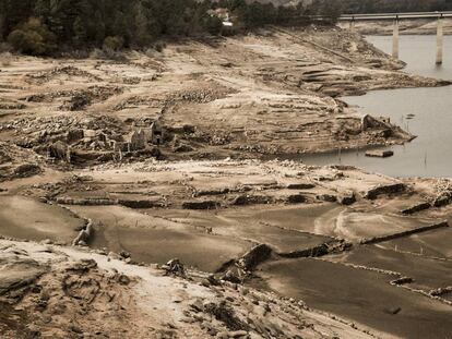 Restos emergidos por la sequ&iacute;a en el embalse de Lindoso (Ourense). 