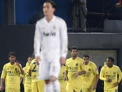 Özil, ante los jugadores del Villarreal, que celebran el gol de Senna.