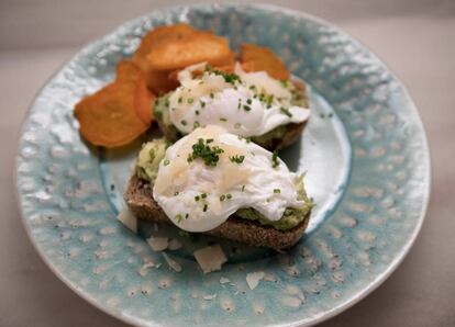 Huevos Benedictine sobre tostada de aguacate, de Panela & Co.