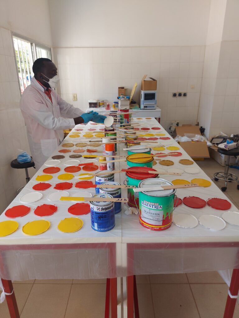 Un trabajador analiza muestras de pintura al óleo en un laboratorio del Proyecto de Eliminación de la Exposición al Plomo (LEEP) en Senegal.