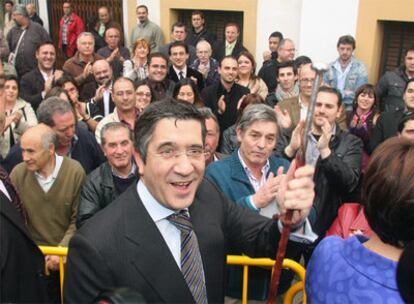 López saluda a un grupo de ciudadanos durante el recorrido que hizo con su esposa, Begoña Gil, tras su toma de posesión como <b><i>lehendakari.</b></i>