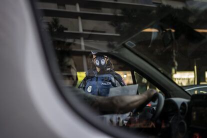 Control de la policía local en Puente de Vallecas para comprobar, de manera aleatoria, que las personas que están en la calle tienen una causa justificada.