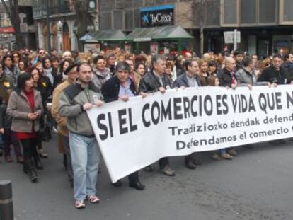 Un momento de la manifestación en Bilbao contra la apertura de comercios en festivos.