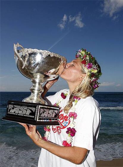 La surfista besa la copa que la acredita como ganadora del Mundial ASP