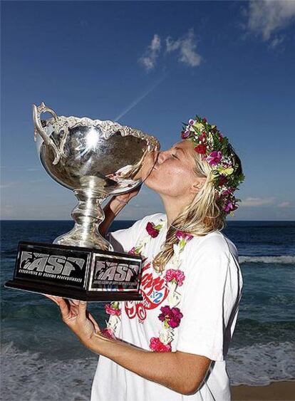 La surfista besa la copa que la acredita como ganadora del Mundial ASP