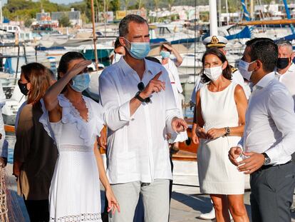 El rey Felipe Vl con la reina Letizia en su visita en Ibiza el 17 de agosto.