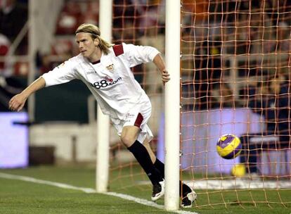 Poulsen, tras marcar el primer gol del Sevilla.