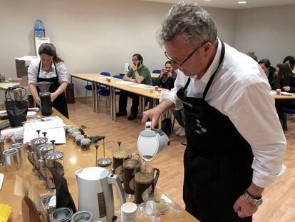 RICARDO OTEROS Y SU AYUDANTE PREPARANDO CAFÉS POR INFUSIÓN / CAPEL