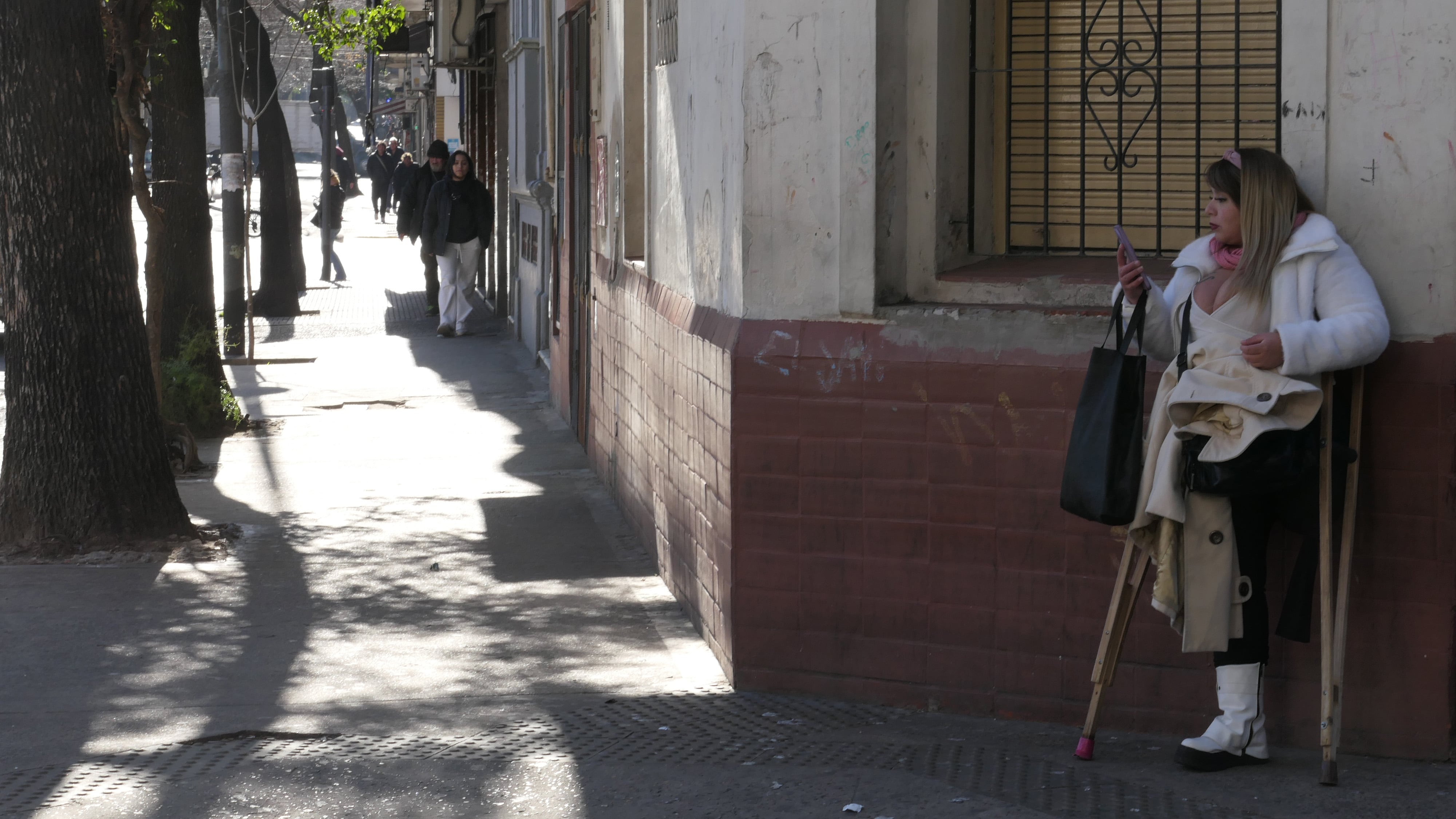 Tamara, una trabajadora sexual, espera clientes en una esquina en Constitución (Buenos Aires), el 27 de junio.