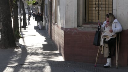 Tamara, una trabajadora sexual, espera clientes en una esquina en Constitución (Buenos Aires), el 27 de junio.