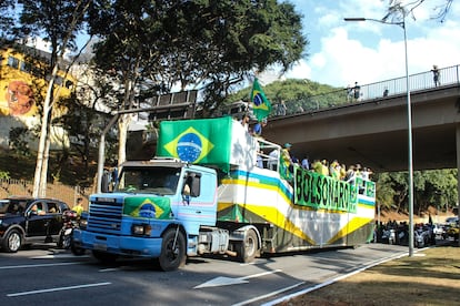 Manifestantes pró-Bolsonaro que saíram do Ibirapuera em carreata por São Paulo no dia 1 de maio de 2020.