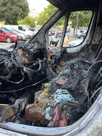 El interior de un vehículo quemado en Barcelona, en una imagen cedida.