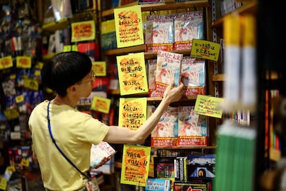 Una trabajadora de una librería de Tokio coloca ejemplares de 'El futuro que yo vi'.