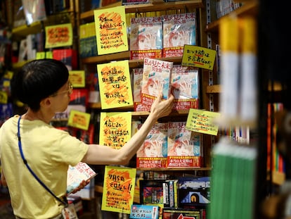 La trabajadora de una librería de Tokio coloca ejemplares del manga 'El futuro que yo vi', a finales de junio.