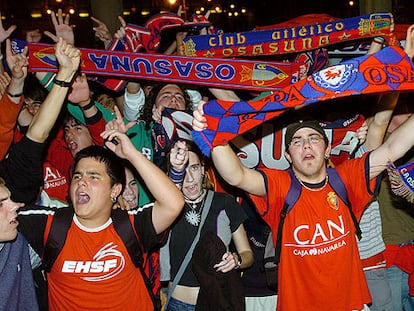Hinchas de Osasuna celebran el éxito del equipo el jueves en Pamplona.