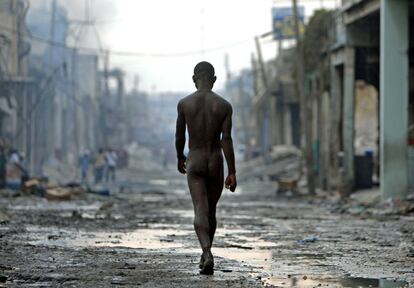 Un joven deambula desnudo por las calles de Puerto Príncipe tras el terremoto que devastó Haití en 2010.