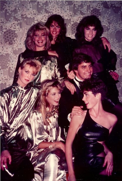 John Casablancas, rodeado de algunas de sus modelos, en una fiesta en Acapulco (Brasil) en 1983.