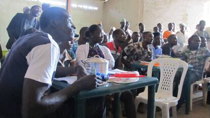 Agricultores de Jere Kaduna toman notas de la demostracion de cocina con los hermanos Roca.