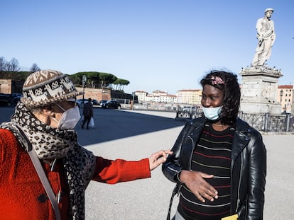 Alma Buoncristiani, una octogenaria de Livorno, bromea con Maty, una joven senegalesa de 26 años. Durante sus paseos, que forman parte del proyecto Riconoscersi solidali, Buoncristianicuenta anécdotas de la historia de la ciudad.