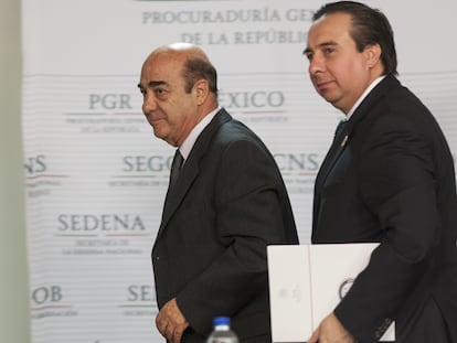 Jesús Murillo Karam entonces procurador y Tomás Zerón director de la Agencia de Investigación Criminal durante una conferencia de prensa el 14 de octubre del 2014.