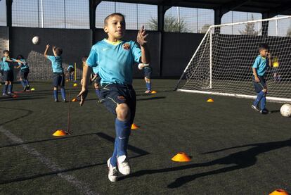 Varios niños con la equipación del Barcelona, en la cantera azulgrana.