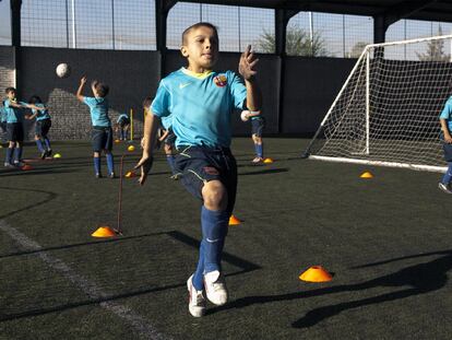 Varios niños con la equipación del Barcelona, en la cantera azulgrana.