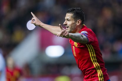 Vitolo celebra el segundo gol de España.