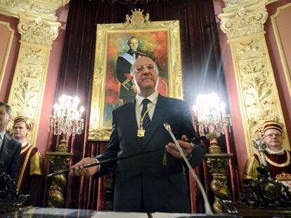 Fernández con el bastón de mando de la Alcaldía 