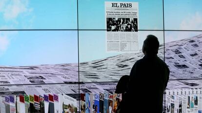 Un visitante a la muestra consulta las portadas de EL PAÍS, en Madrid.