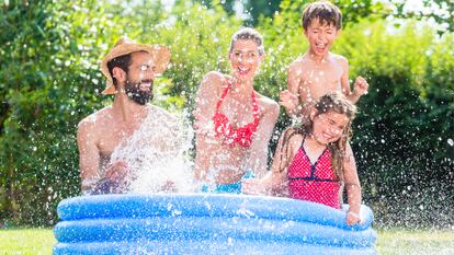 Las piscinas hinchables se pueden convertir en un lugar de divertimento para toda la familia. GETTY IMAGES