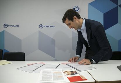 Pablo Casado, con los documentos sobre su máster que mostró a los periodistas, en mayo de 2018. El Tribunal Supremo no apreció indicios de delito en la concesión del título al diputado y líder del PP, aunque el escándalo afectó gravemente a la reputación de la Universidad Rey Juan Carlos. El alto tribunal decidió no imputar a Casado por un delito de prevaricación administrativa y cohecho impropio, alegando que no había indicios del primer delito, y el segundo, si existiera, habría prescrito. Pero dejó serias dudas sobre la forma en que el líder del PP obtuvo el máster al indicar que hay indicios de que recibió un trato de favor.