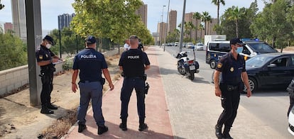 Agentes de las policías española, francesa e italiana en una calle de Benidorm, este lunes.