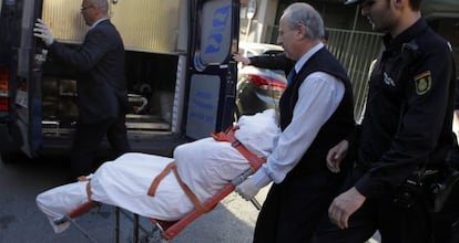 Traslado del cuerpo de la mujer asesinada en mayo de 2011.