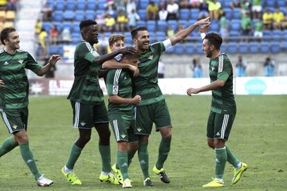 El Betis jugará su temporada 50 en Primera División. Lo hará, como siempre, arropado por su incombustible afición. Un sentimiento que se traduce en cerca de 41.000 socios para arropar un proyecto que en el regreso a la élite aspira a una permanencia tranquila. Quizás la meta de un buen número de equipos, a la que pretende llegar el Betis de la mano de su entrenador talismán, Pepe Mel. Junto a él, un bloque en el que sobresalen las piezas que forjaron un ascenso como campeón de Segunda y la llegada de siete fichajes que deben saciar las ansias competitivas de Mel. <a href="http://deportes.elpais.com/deportes/2015/08/06/actualidad/1438887133_292271.html" target=blank>SEGUIR LEYENDO</a>