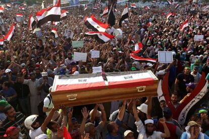 Procesión funeraria frente a la mezquita donde se han reunido los partidarios de Morsi.