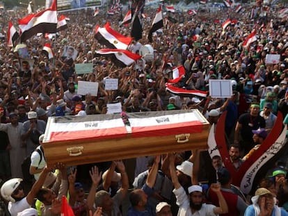 Procesi&oacute;n funeraria frente a la mezquita donde se han reunido los partidarios de Morsi.