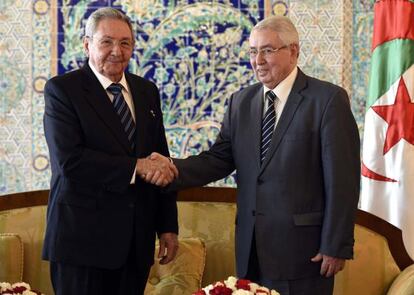 El presidente de Argelia, con Raul Castro