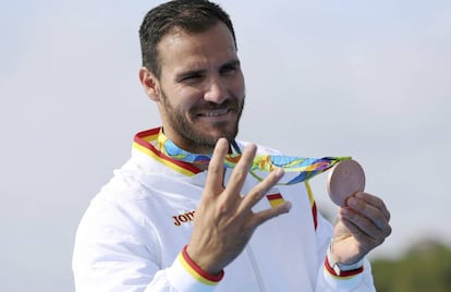 Saúl Craviotto, en la entrega de medallas (su cuarta olímpica) del K1-200