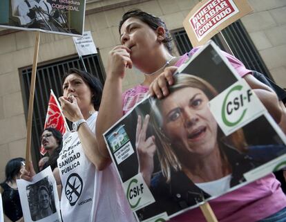 Tambi&eacute;n en Guadalajara miles de personas han participado en una manifestaci&oacute;n para protestar contra los recortes del Gobierno de Espa&ntilde;a. En la imagen, dos manifestantes con pancartas que critican a Mar&iacute;a Dolores de Cospedal