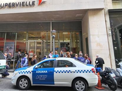 Agentes de la Aduana argentina allanan un banco en Buenos Aires, este martes.