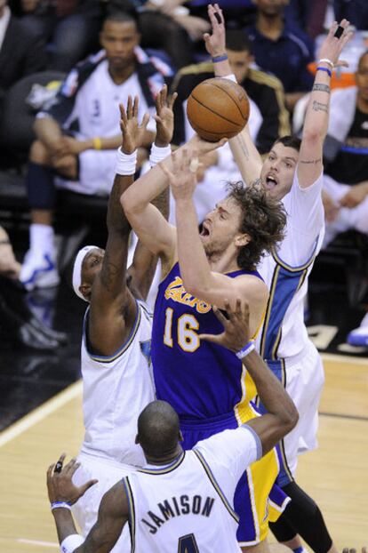 Pau Gasol, frente a tres jugadores de los Wizards.