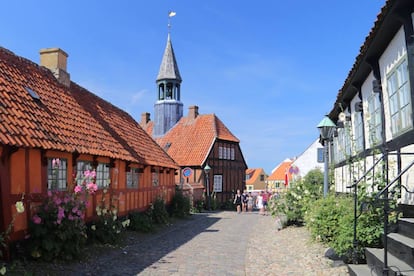 Rodeado de las montañas de Mols, el pueblo de Ebeltoft (7.528 habitantes), en Jutlandia, es uno de los más turísticos de Dinamarca. Se fundó en el siglo XIII y además de un centro histórico muy pintoresco, cuenta con gran variedad de tiendas y una vida cultural muy activa. Tiene tres museos populares: Farvergården, Fregatten Jylland y Glasmuseet.