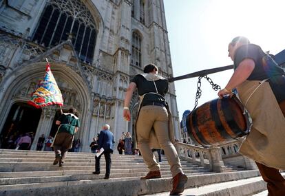 Los portadores llevan un barril de cerveza delante para la misa que en honor a Saint-Arnould, patrón de los cerveceros, en la catedral de Saint Gudula en Bruselas (Bélgica).