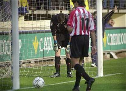 El portero del Athletic, Lafuente, y su compañero Javi González muestran su desconsuelo tras uno de los cinco goles marcados por el Villarreal.