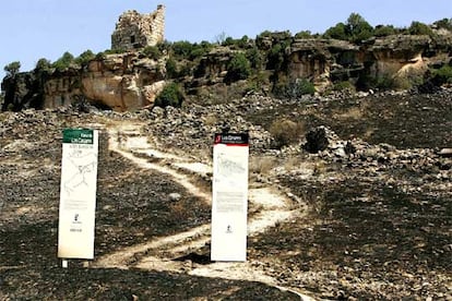 Entrada a la cueva de Los Casares, donde se inici el incendio el pasado sbado.