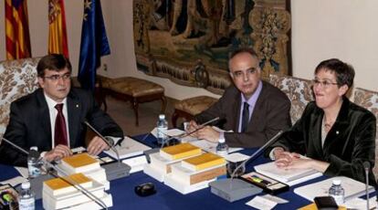 Antich (izquierda) junto al consejero de Economia y Hacienda Carles Manera (centro) y la nueva consejera de Turismo Joana Barceló, durante el primer consejo de Gobierno celebrado hoy con los nuevos consejeros.