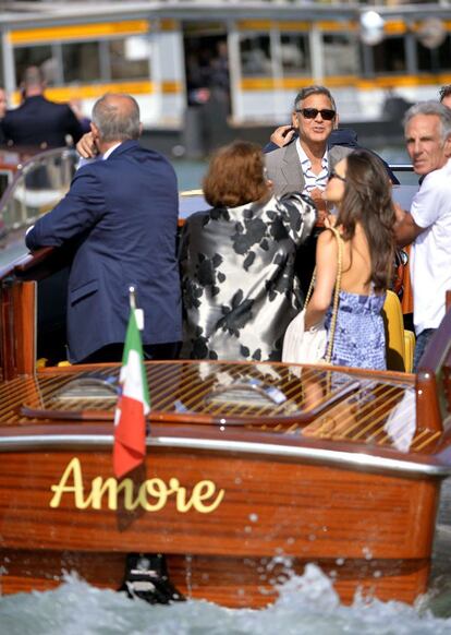 La pareja no dejó pasar ni un detalle. Incluso se fijaron en que el nombre del bote que los movilizara hacia su hotel, tuviera el nombre 'ad hoc' al momento, "Amore".