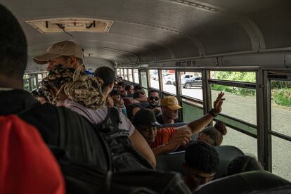 Un grupo de migrantes se agolpa en el autobús que los lleva hasta El Pescadero, en Frontera Las Manos el 24 de julio.