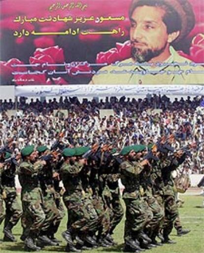 Soldados afganos desfilan durante la celebración hoy del Día de la Independencia en el Estadio Olípico de Kabul.