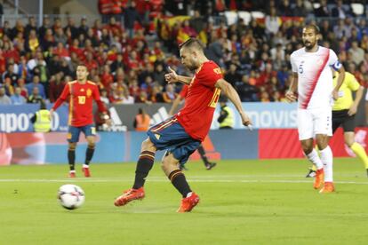 Jordi Alba marca el primer gol de España.